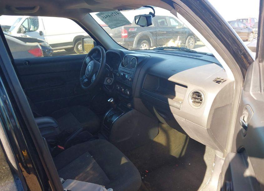 Photo 5 of 2016 Jeep Patriot SPORT (VIN 1C4NJPBB0GD802853)