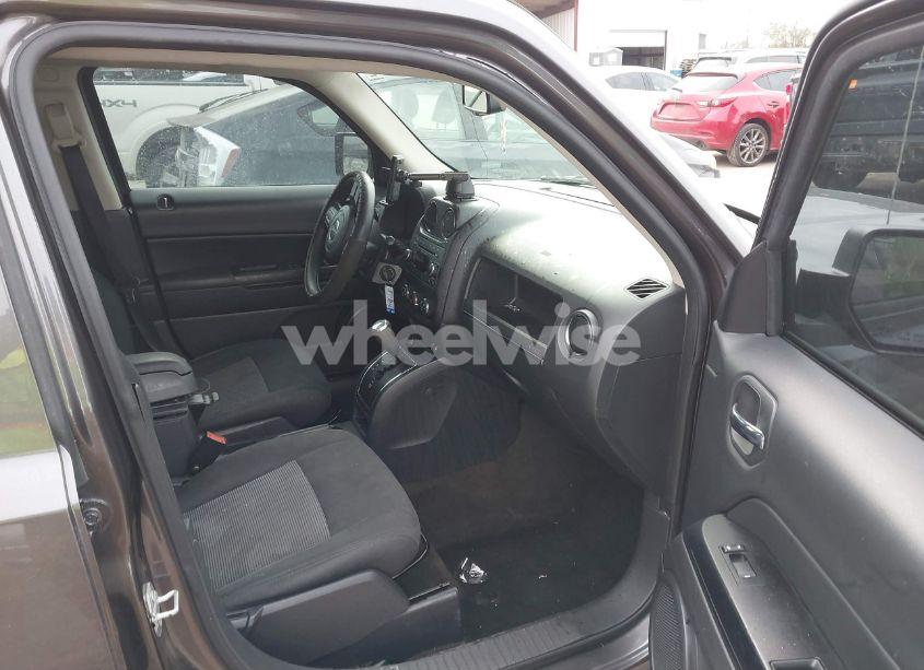 Photo 5 of 2016 Jeep Patriot SPORT (VIN 1C4NJPBB3GD569549)