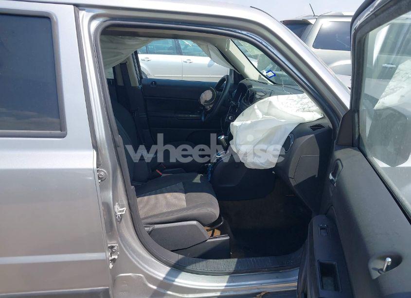 Photo 5 of 2016 Jeep Patriot SPORT (VIN 1C4NJPBBXGD739289)