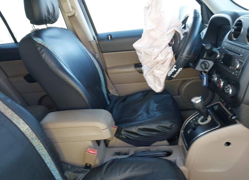 Photo 5 of 2014 Jeep Patriot LATITUDE (VIN 1C4NJPFA2ED698557)