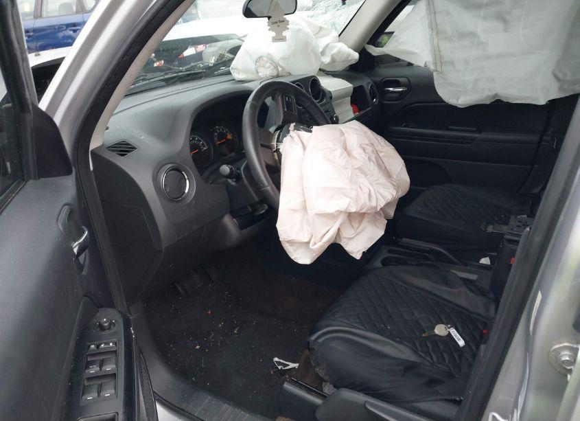 Photo 5 of 2014 Jeep Patriot LATITUDE (VIN 1C4NJPFB3ED560325)