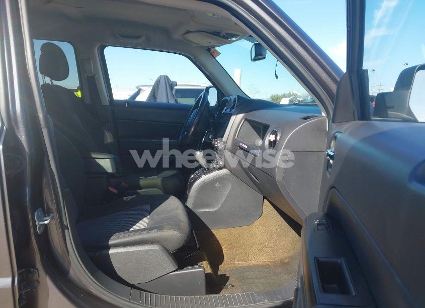 Photo 5 of 2016 Jeep Patriot LATITUDE (VIN 1C4NJPFB5GD577081)