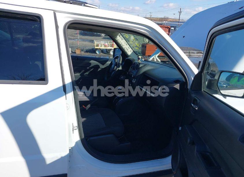 Photo 5 of 2014 Jeep Patriot SPORT (VIN 1C4NJRBB1ED828872)