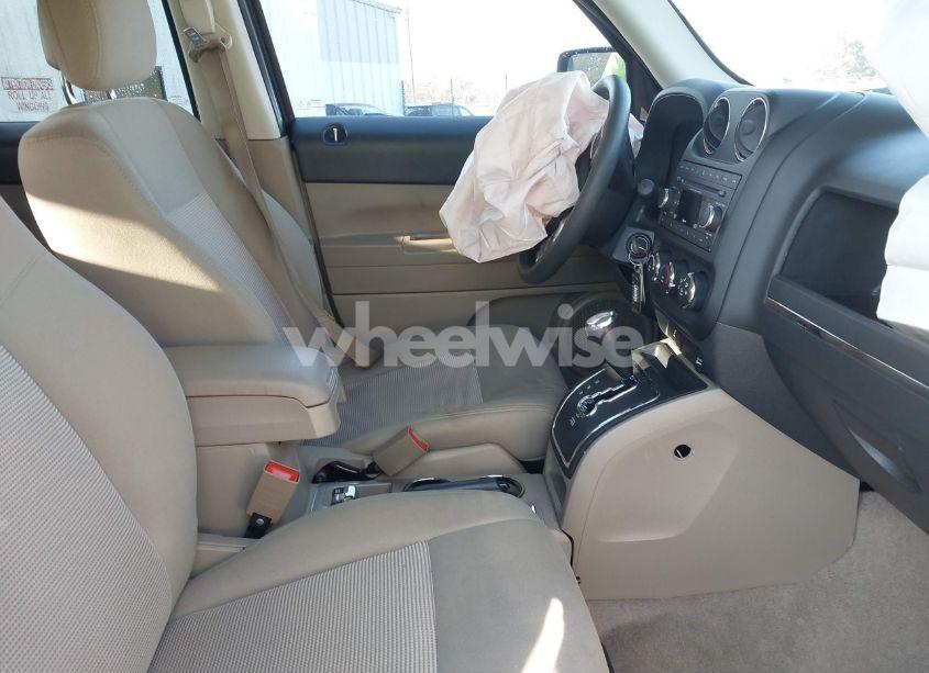 Photo 5 of 2014 Jeep Patriot SPORT (VIN 1C4NJRBB2ED792898)