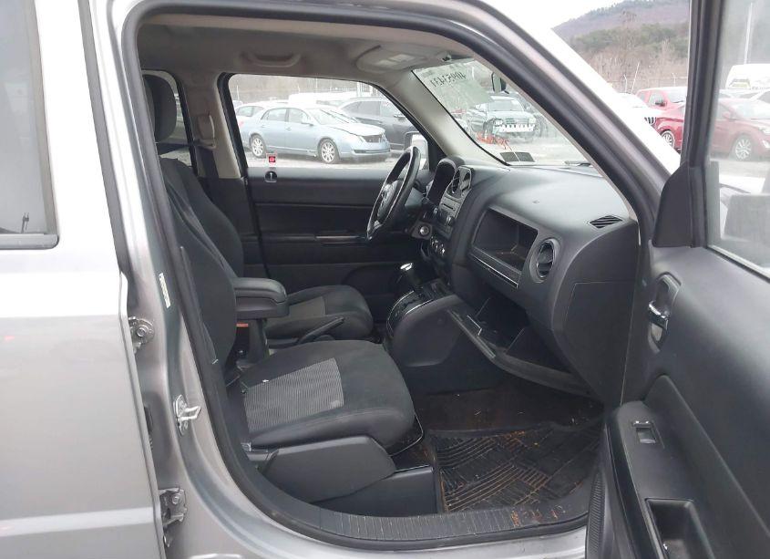 Photo 5 of 2015 Jeep Patriot SPORT (VIN 1C4NJRBB4FD147882)