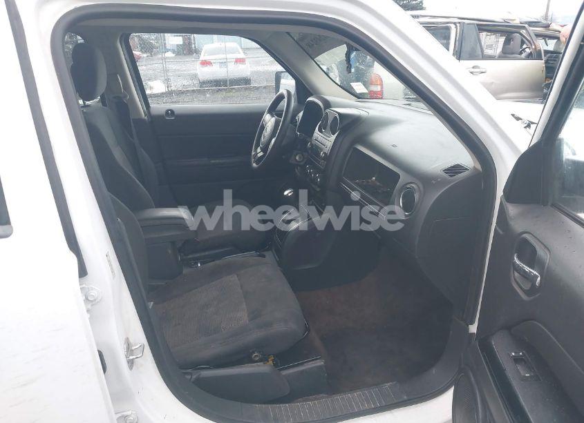 Photo 5 of 2014 Jeep Patriot SPORT (VIN 1C4NJRBB8ED617488)