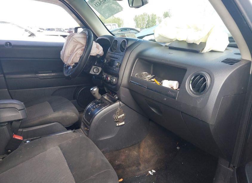 Photo 5 of 2014 Jeep Patriot LATITUDE (VIN 1C4NJRFB1ED546497)