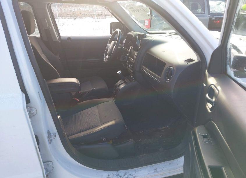 Photo 5 of 2014 Jeep Patriot LATITUDE (VIN 1C4NJRFB1ED627743)