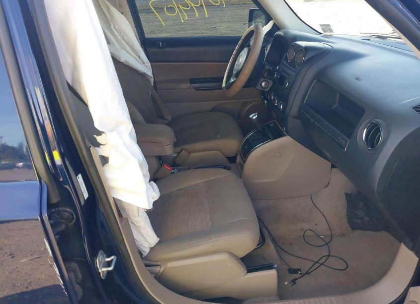 Photo 5 of 2014 Jeep Patriot LATITUDE (VIN 1C4NJRFB1ED910918)