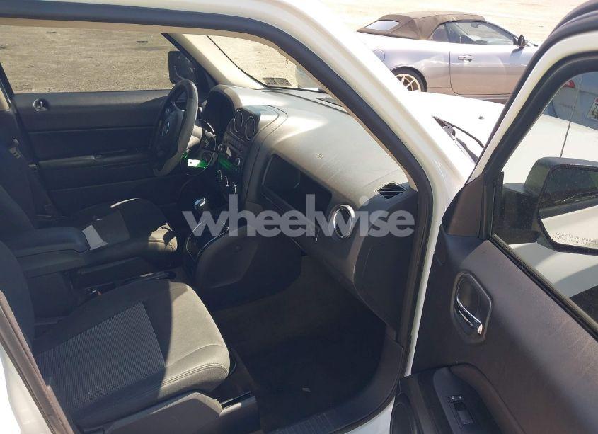 Photo 5 of 2016 Jeep Patriot LATITUDE (VIN 1C4NJRFB7GD718468)