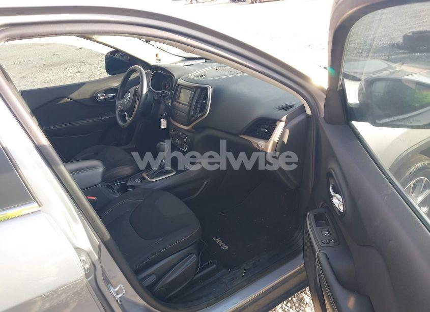 Photo 5 of 2015 Jeep Cherokee LATITUDE (VIN 1C4PJLCB0FW607600)