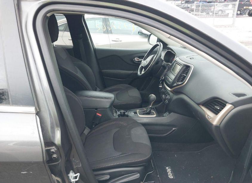 Photo 5 of 2015 Jeep Cherokee LATITUDE (VIN 1C4PJLCB0FW690378)