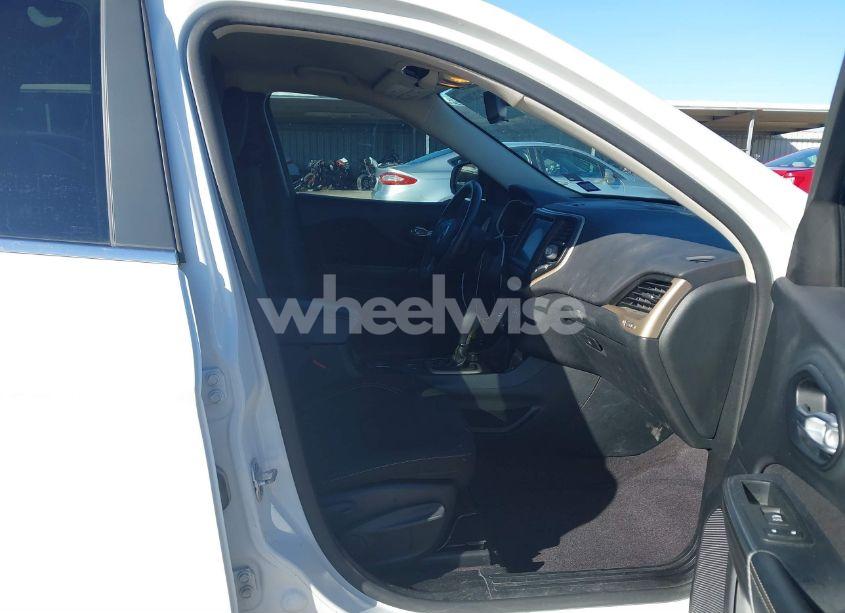 Photo 5 of 2016 Jeep Cherokee LATITUDE (VIN 1C4PJLCB0GW230574)