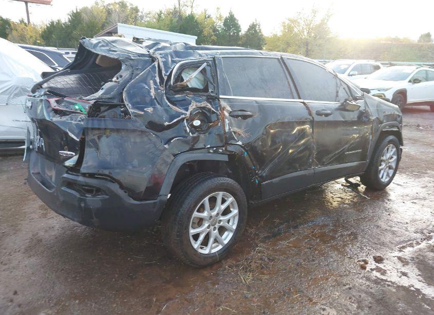 Photo 4 of 2016 Jeep Cherokee LATITUDE (VIN 1C4PJLCB0GW324079)