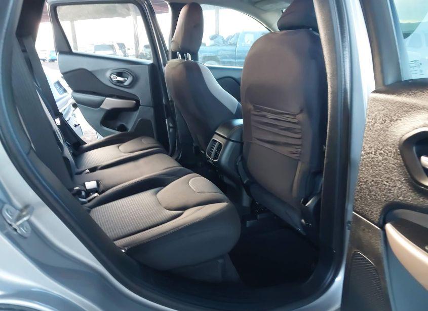 Photo 8 of 2017 Jeep Cherokee LATITUDE FWD (VIN 1C4PJLCB0HD221399)