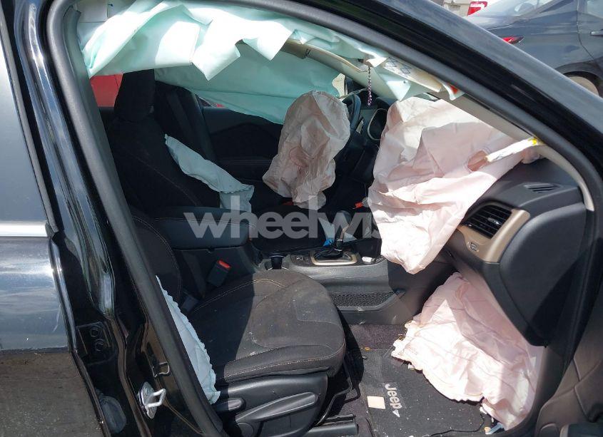 Photo 5 of 2017 Jeep Cherokee LATITUDE FWD (VIN 1C4PJLCB0HD223282)