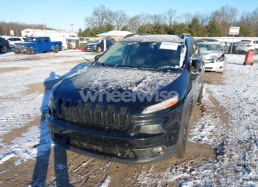 Photo 2 of 2018 Jeep Cherokee LATITUDE FWD (VIN 1C4PJLCB0JD556863)