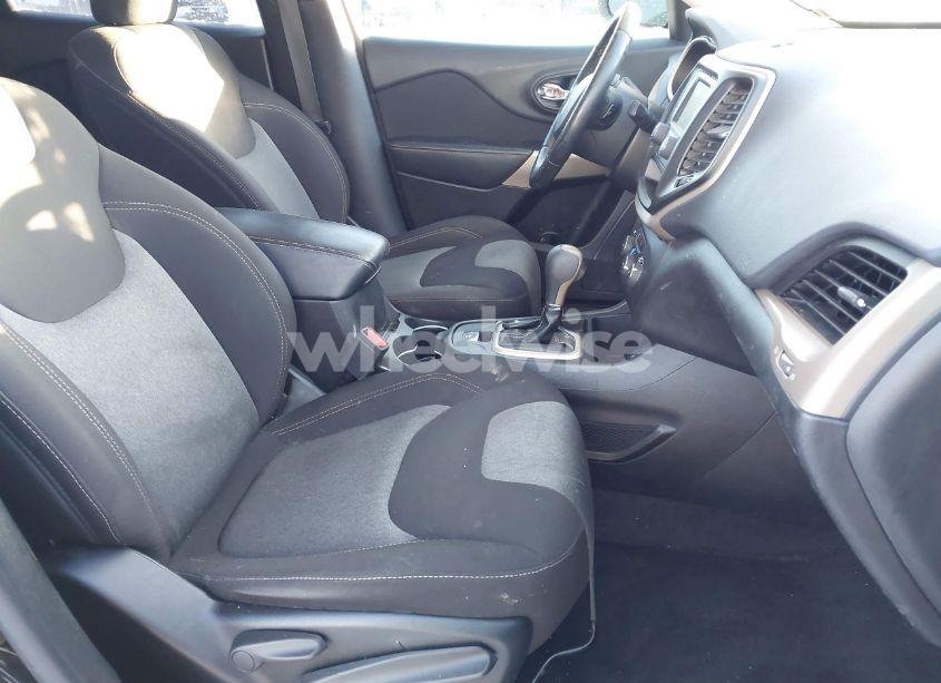 Photo 5 of 2018 Jeep Cherokee LATITUDE FWD (VIN 1C4PJLCB0JD556863)