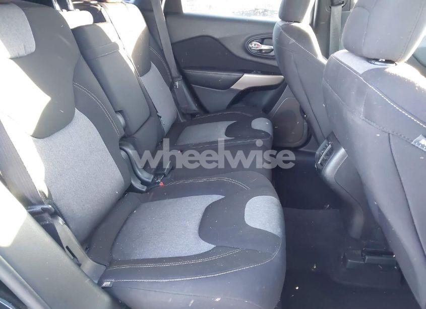 Photo 8 of 2018 Jeep Cherokee LATITUDE FWD (VIN 1C4PJLCB0JD556863)