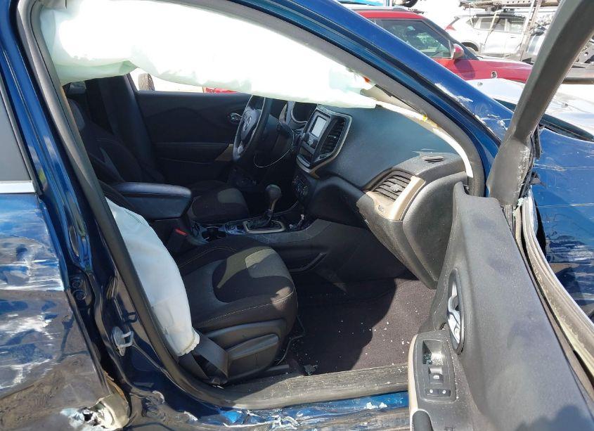 Photo 5 of 2018 Jeep Cherokee LATITUDE FWD (VIN 1C4PJLCB0JD577308)