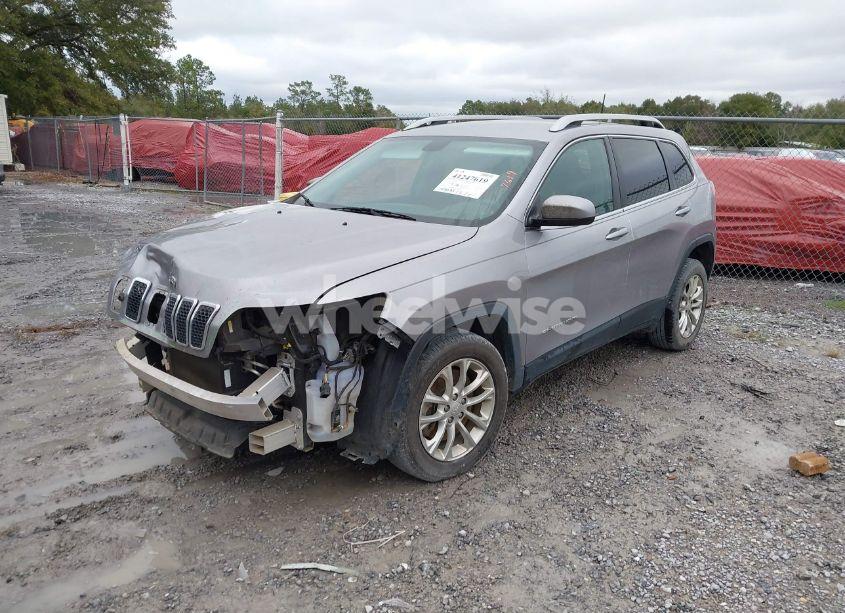 Photo 2 of 2019 Jeep Cherokee LATITUDE FWD (VIN 1C4PJLCB0KD171529)