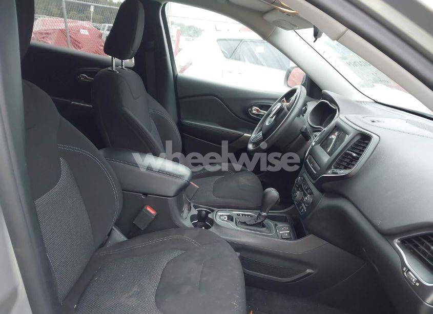 Photo 5 of 2019 Jeep Cherokee LATITUDE FWD (VIN 1C4PJLCB0KD171529)