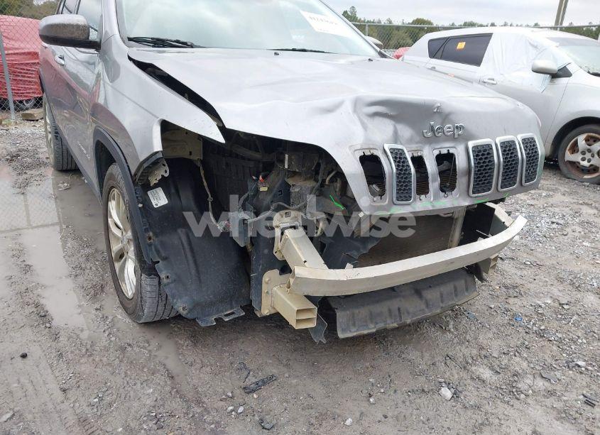 Photo 6 of 2019 Jeep Cherokee LATITUDE FWD (VIN 1C4PJLCB0KD171529)