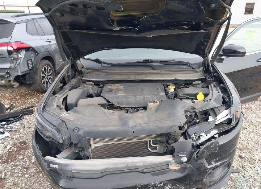 Photo 10 of 2019 Jeep Cherokee LATITUDE FWD (VIN 1C4PJLCB0KD248898)