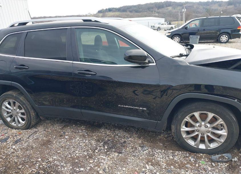 Photo 14 of 2019 Jeep Cherokee LATITUDE FWD (VIN 1C4PJLCB0KD248898)