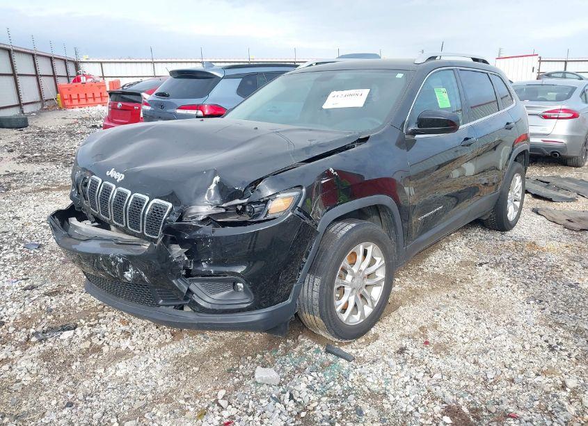 Photo 2 of 2019 Jeep Cherokee LATITUDE FWD (VIN 1C4PJLCB0KD248898)