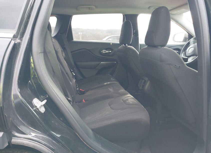 Photo 8 of 2019 Jeep Cherokee LATITUDE FWD (VIN 1C4PJLCB0KD248898)