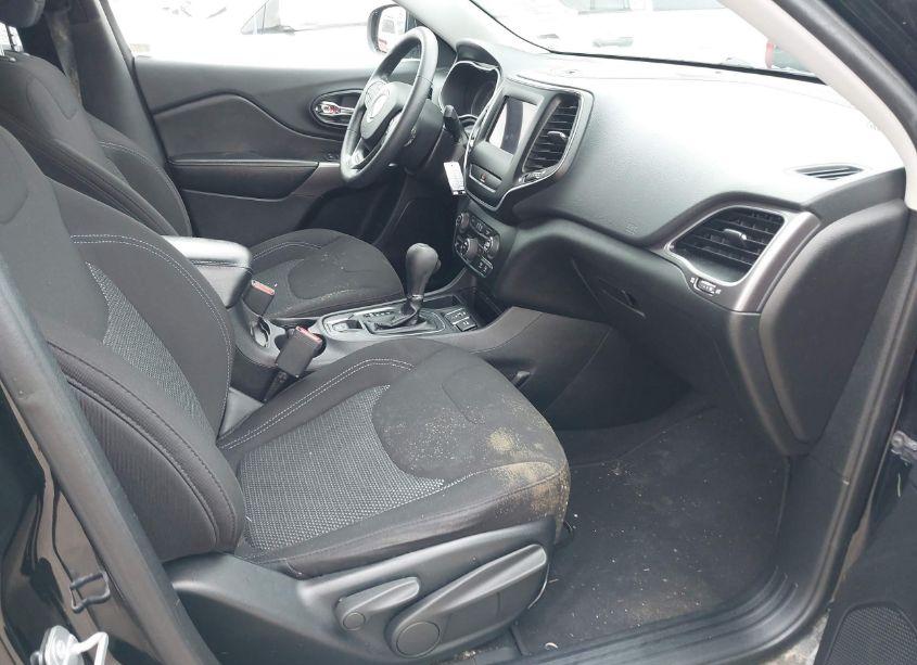 Photo 5 of 2019 Jeep Cherokee LATITUDE FWD (VIN 1C4PJLCB0KD358124)