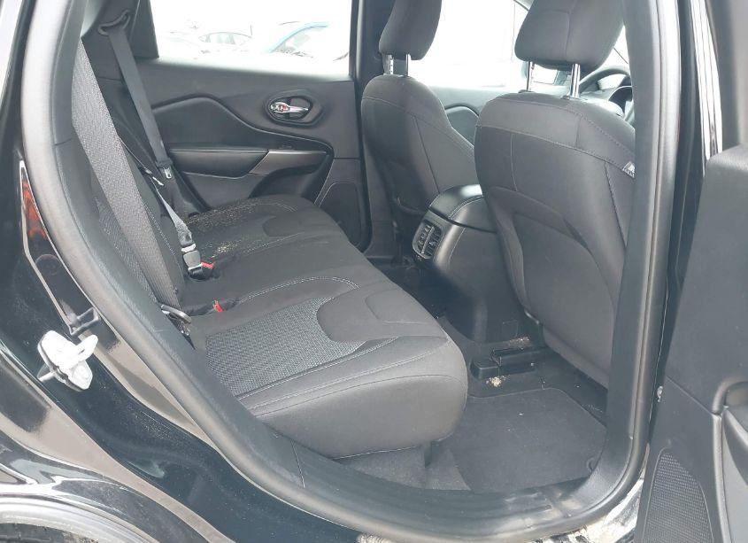 Photo 8 of 2019 Jeep Cherokee LATITUDE FWD (VIN 1C4PJLCB0KD358124)