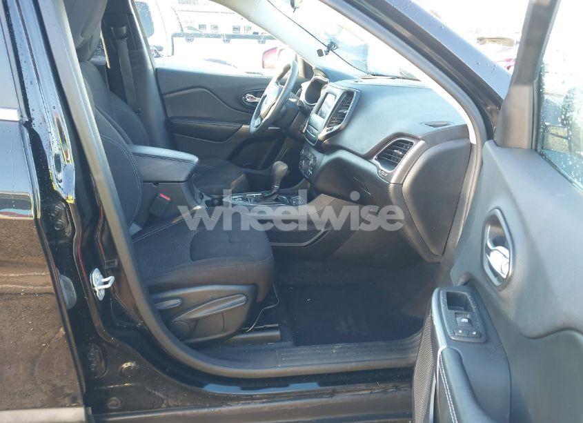 Photo 5 of 2019 Jeep Cherokee LATITUDE FWD (VIN 1C4PJLCB0KD406172)