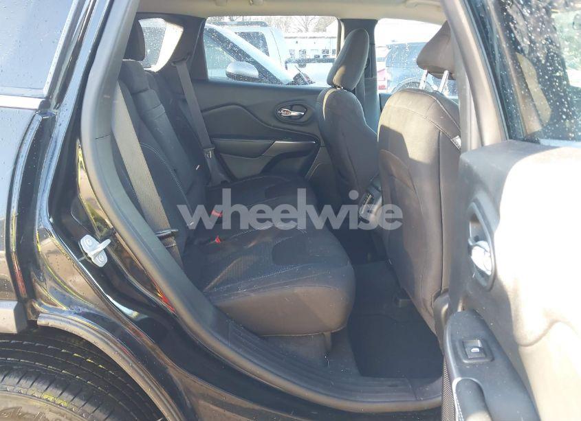 Photo 8 of 2019 Jeep Cherokee LATITUDE FWD (VIN 1C4PJLCB0KD406172)