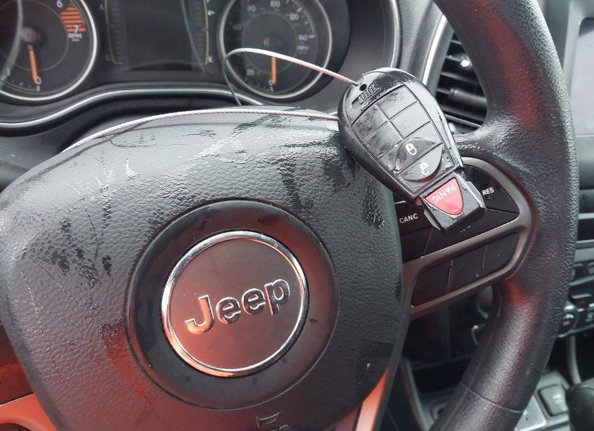 Photo 11 of 2019 Jeep Cherokee LATITUDE (VIN 1C4PJLCB0KD485343)