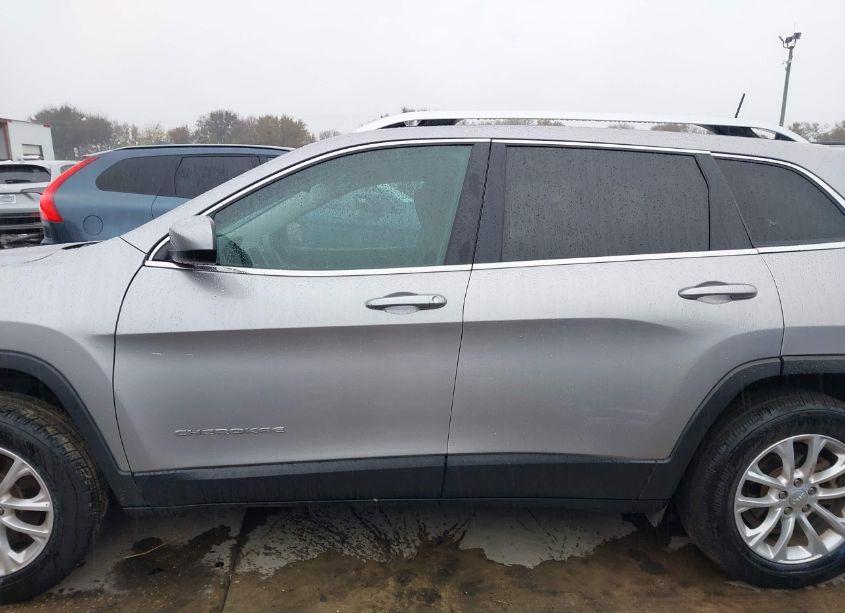 Photo 15 of 2019 Jeep Cherokee LATITUDE (VIN 1C4PJLCB0KD485343)