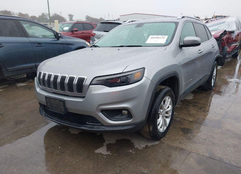 Photo 2 of 2019 Jeep Cherokee LATITUDE (VIN 1C4PJLCB0KD485343)