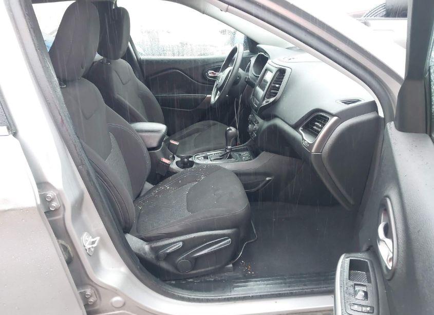 Photo 5 of 2019 Jeep Cherokee LATITUDE (VIN 1C4PJLCB0KD485343)