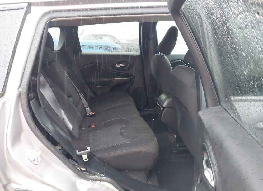 Photo 8 of 2019 Jeep Cherokee LATITUDE (VIN 1C4PJLCB0KD485343)