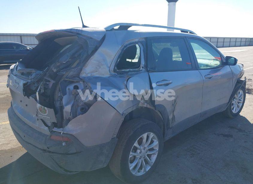 Photo 4 of 2020 Jeep Cherokee LATITUDE FWD (VIN 1C4PJLCB0LD536471)