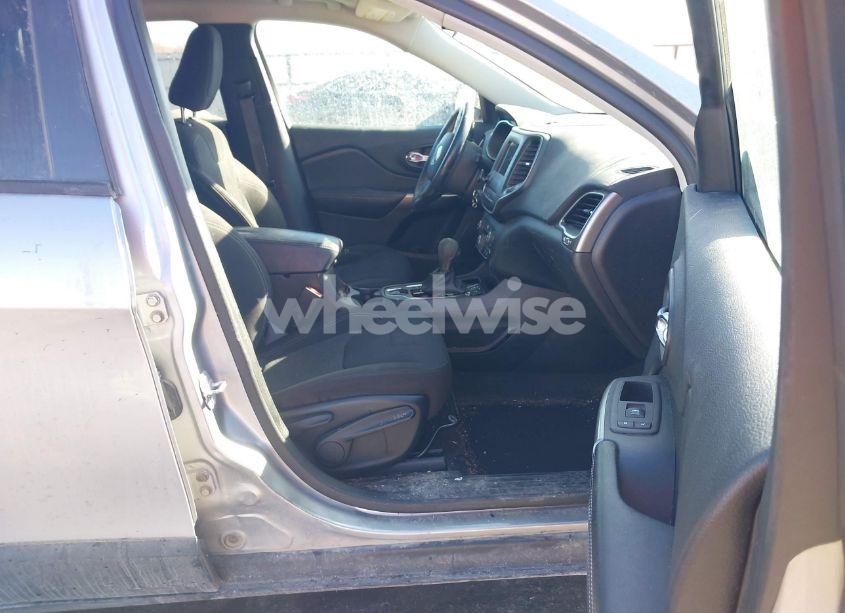 Photo 5 of 2020 Jeep Cherokee LATITUDE FWD (VIN 1C4PJLCB0LD536471)