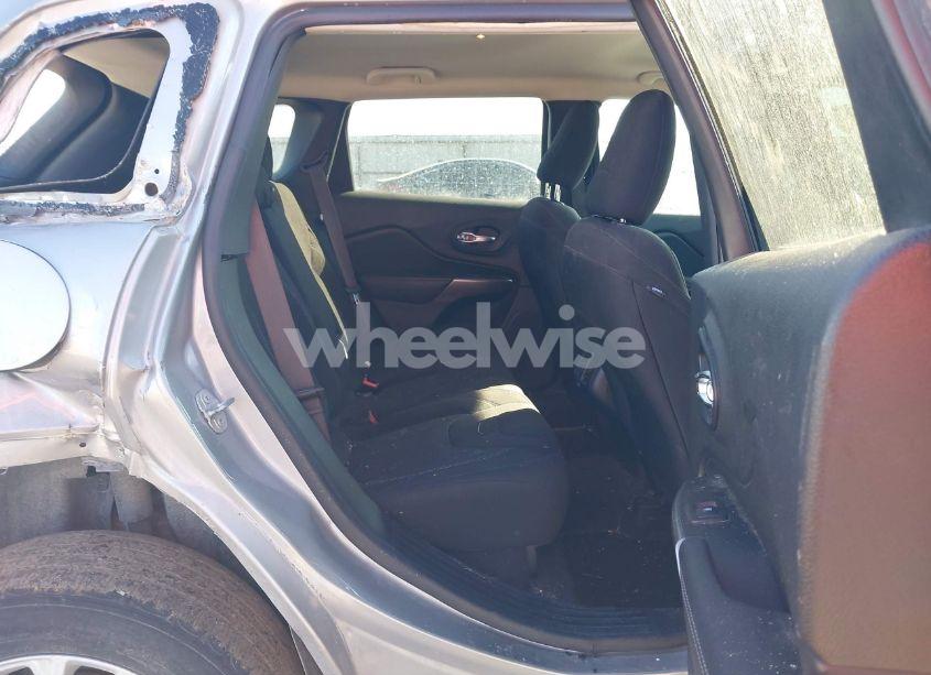 Photo 8 of 2020 Jeep Cherokee LATITUDE FWD (VIN 1C4PJLCB0LD536471)