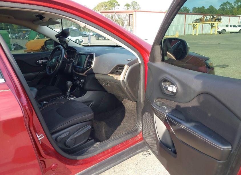 Photo 5 of 2015 Jeep Cherokee LATITUDE (VIN 1C4PJLCB1FW516299)