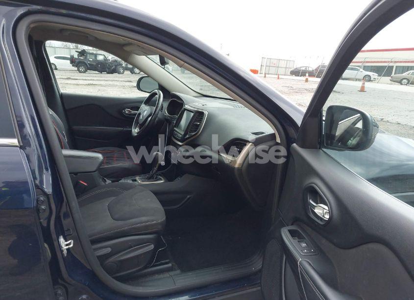 Photo 5 of 2015 Jeep Cherokee LATITUDE (VIN 1C4PJLCB1FW536794)