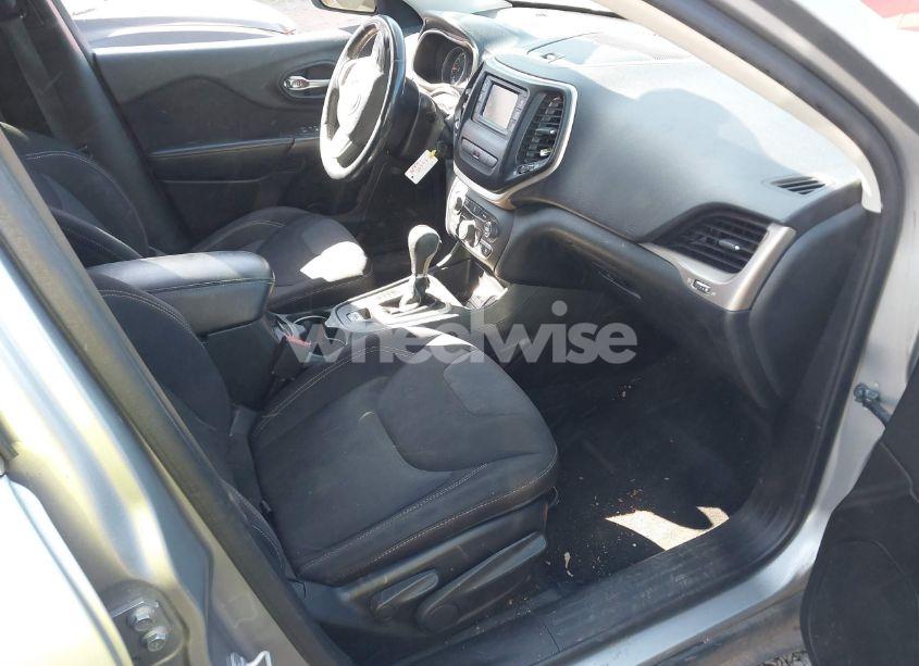 Photo 5 of 2015 Jeep Cherokee LATITUDE (VIN 1C4PJLCB1FW636958)