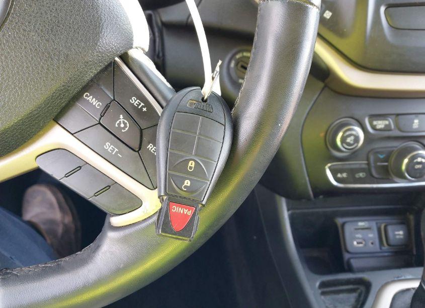 Photo 11 of 2015 Jeep Cherokee LATITUDE (VIN 1C4PJLCB1FW700299)