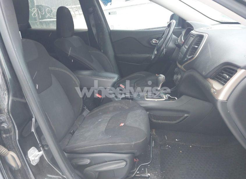 Photo 5 of 2015 Jeep Cherokee LATITUDE (VIN 1C4PJLCB1FW770594)