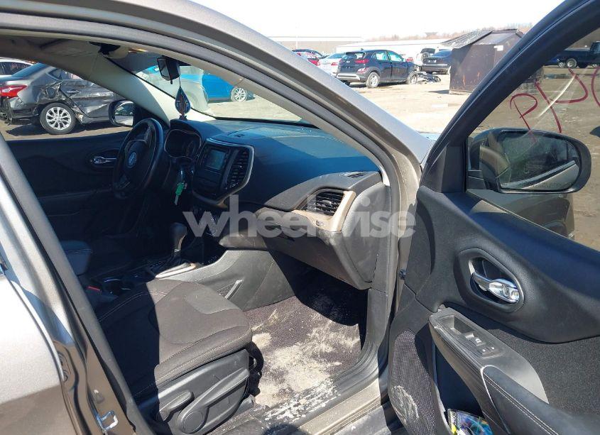 Photo 5 of 2017 Jeep Cherokee LATITUDE FWD (VIN 1C4PJLCB1HW508707)