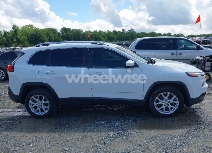 Photo 13 of 2018 Jeep Cherokee LATITUDE FWD (VIN 1C4PJLCB1JD553390)